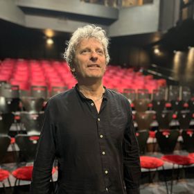 David Prachař aktuálně se svým Divadlem Verze zkouší novou hru Dědictví. 