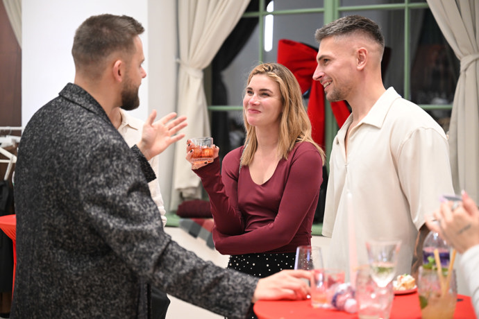 FOTO: Žaneta se dívala na Vincenta. – stránka 12