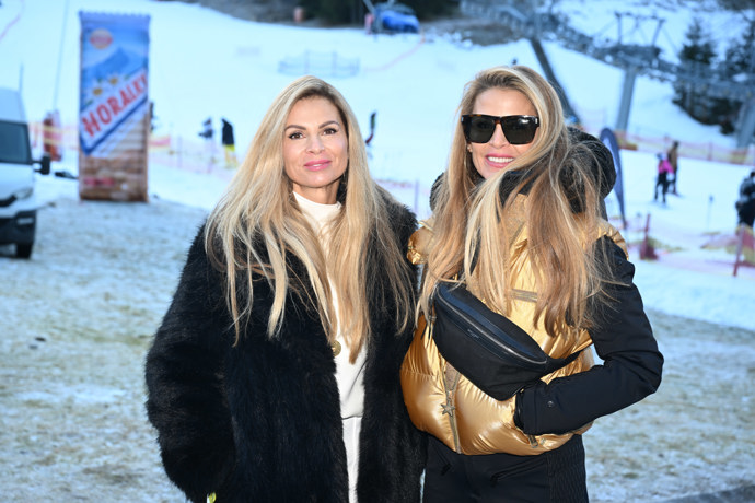 FOTO: Tereza Vojtková se sestrou. – stránka 7