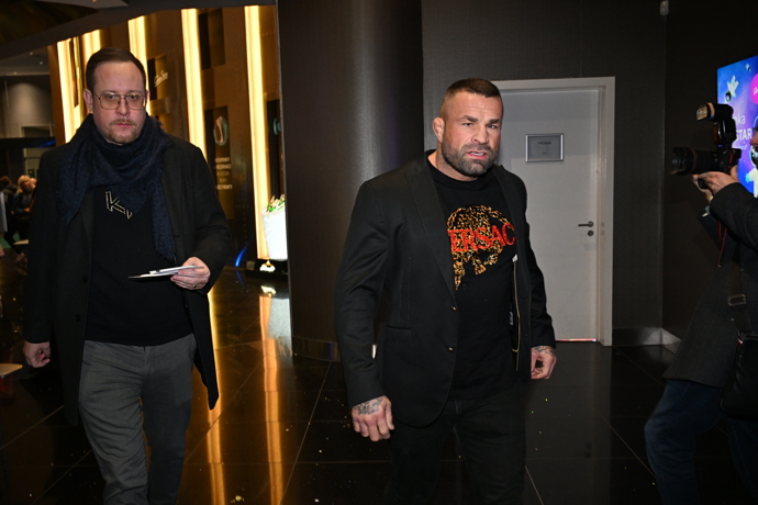 FOTO: Karlos Vémola dorazil sám. – stránka 5