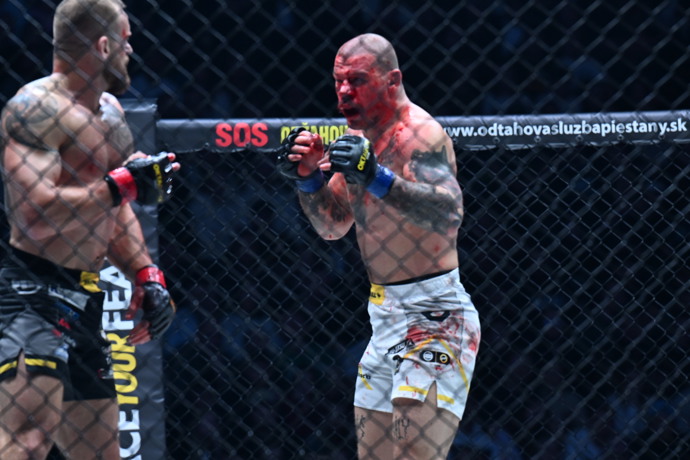 FOTO: Pukač měl celý obličej od krve. – stránka 8