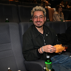 Mirai Navrátil překvapivě na promítání Zrádců. 