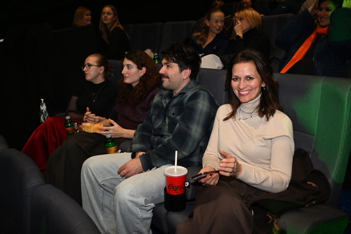 FOTO: Adéla Gondíková na promítání poslední epizody Zrádců. – stránka 2