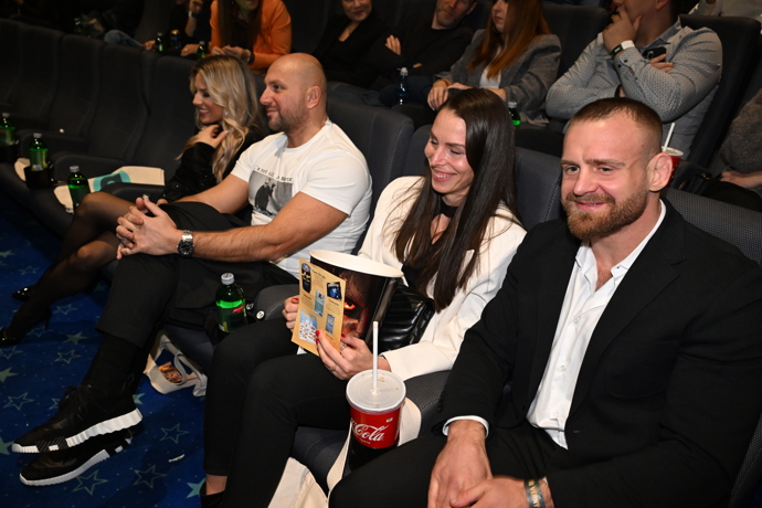 FOTO: Patrik Kincl se svou ženou na promítání. – stránka 6