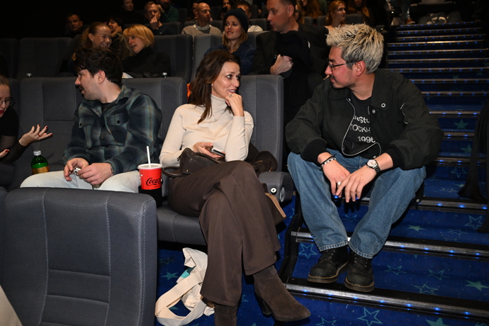 FOTO: Mirai Navrátil si sednoul na schody aby pokecal s Adélou Gondíkovou. – stránka 11