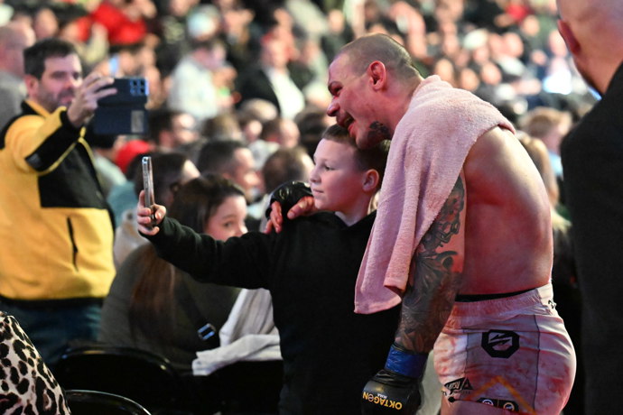 FOTO: Pukač se i přes rozmlácený obličej fotil s fanoušky. – stránka 2