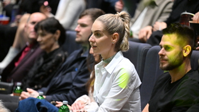 FOTO: Mia čekající v sálu na odvysílání poslední epizody svého vítězství.