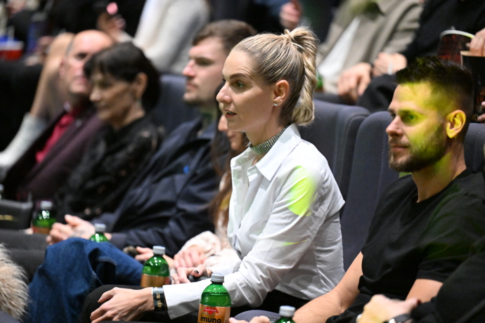 FOTO: Mia čekající v sálu na odvysílání poslední epizody svého vítězství. – stránka 18