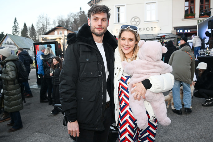 FOTO: Kateřina Klausová se svým partnerem Danielem Rohanem a dcerkou. – stránka 27