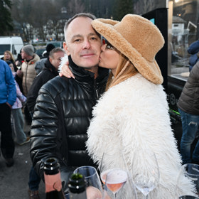 Andrea Verešová dala svému manželovi pusu na tvář.