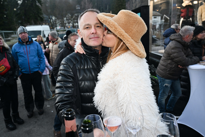 FOTO: Andrea Verešová dala svému manželovi pusu na tvář. – stránka 8