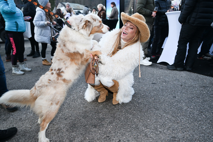 FOTO: Andrea Verešová s pejskem. – stránka 1