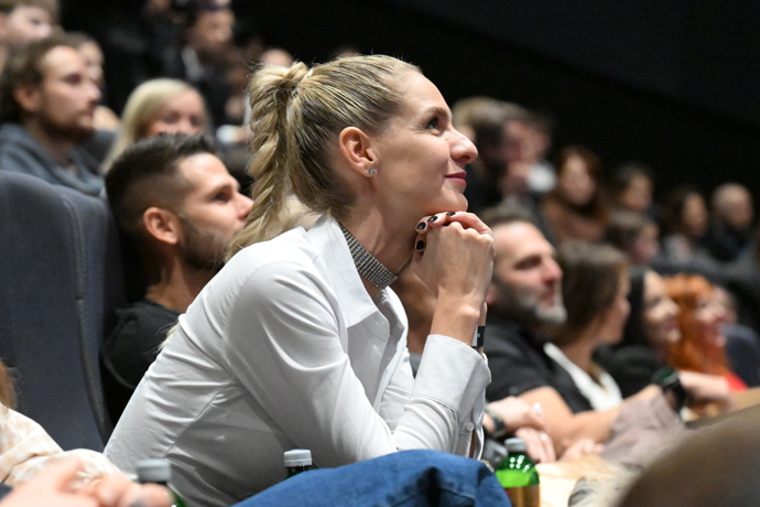 FOTO: Mia sleduje své gradnfinále. – stránka 17