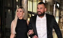 Lela s Karlosem při příchodu na otevíračku nové restaurace v centru Prahy Asian Fusion.