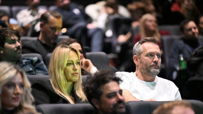 FOTO: Ondřej se ženou na promítání Zrádců.