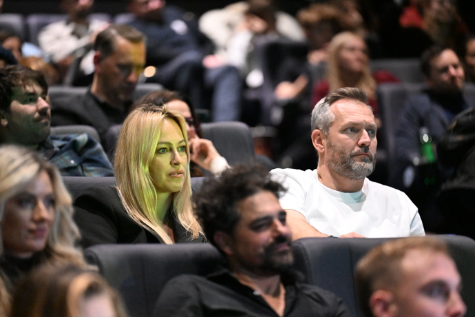 FOTO: Ondřej se ženou na promítání Zrádců. – stránka 8