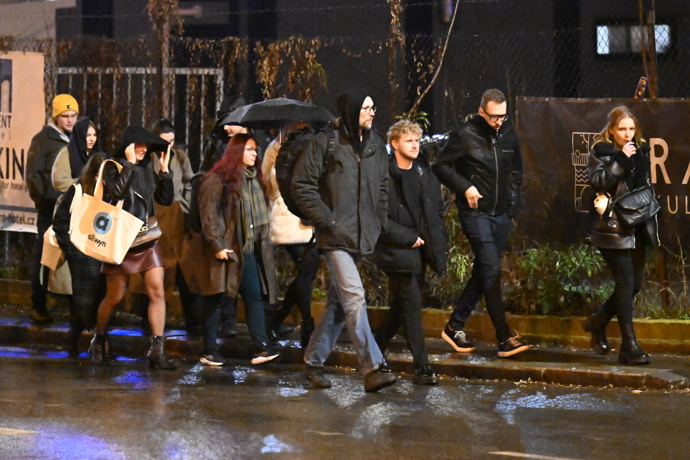 FOTO: Účastníci Zrádců po skončení promítání zavítali na afterparty. – stránka 105