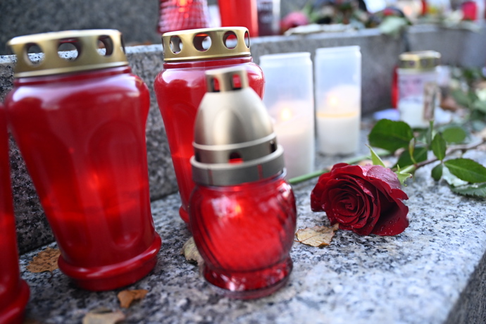 FOTO: Pieta před budovou rádia Evropa 2 za Patrika Hezuckého. – stránka 283