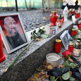 Pieta před budovou rádia Evropa 2 za Patrika Hezuckého.