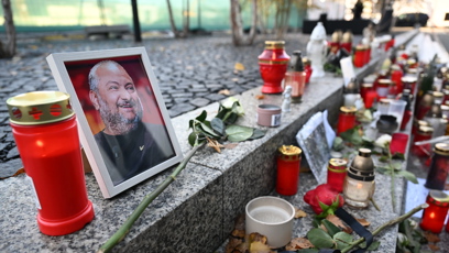 FOTO: Pieta před budovou rádia Evropa 2 za Patrika Hezuckého.