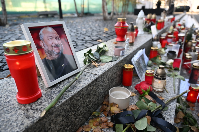 FOTO: Pieta před budovou rádia Evropa 2 za Patrika Hezuckého. – stránka 282