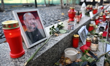 Pieta před budovou rádia Evropa 2 za Patrika Hezuckého.