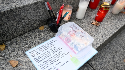 FOTO: Pieta před budovou rádia Evropa 2 za Patrika Hezuckého.