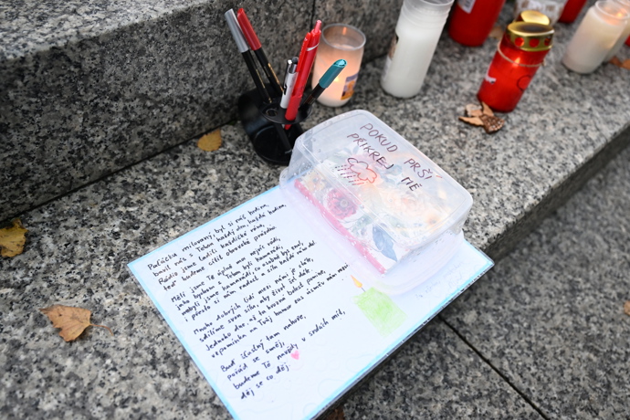 FOTO: Pieta před budovou rádia Evropa 2 za Patrika Hezuckého. – stránka 281