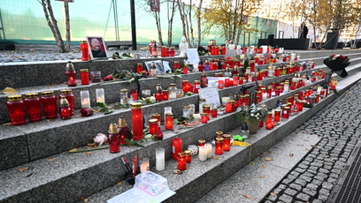 FOTO: Pieta před budovou rádia Evropa 2 za Patrika Hezuckého.
