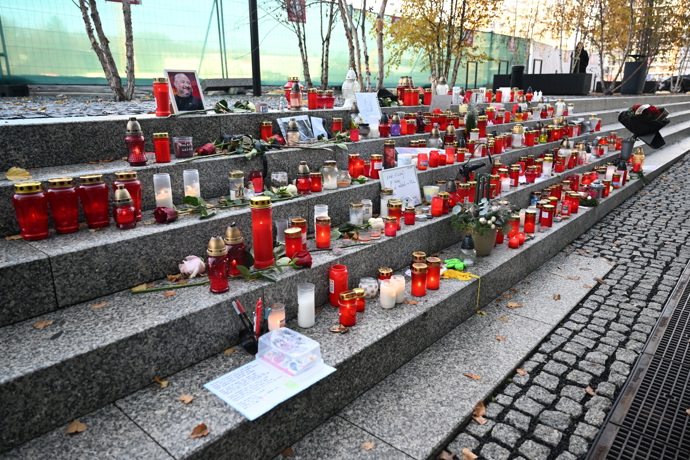FOTO: Pieta před budovou rádia Evropa 2 za Patrika Hezuckého. – stránka 280