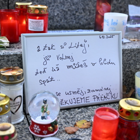 Pieta před budovou rádia Evropa 2 za Patrika Hezuckého.