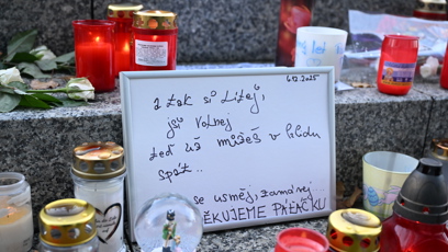 FOTO: Pieta před budovou rádia Evropa 2 za Patrika Hezuckého.