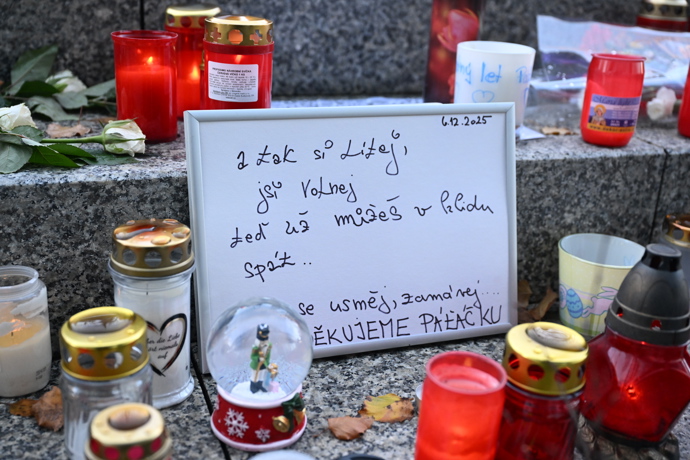 FOTO: Pieta před budovou rádia Evropa 2 za Patrika Hezuckého. – stránka 279