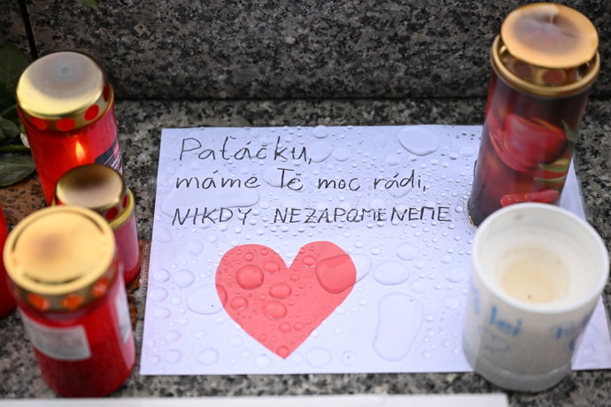 FOTO: Pieta před budovou rádia Evropa 2 za Patrika Hezuckého. – stránka 278