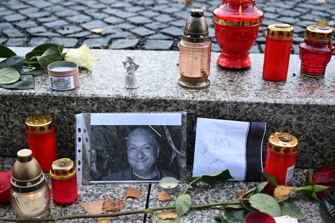 FOTO: Pieta před budovou rádia Evropa 2 za Patrika Hezuckého. – stránka 274