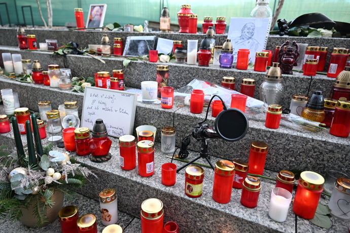 FOTO: Pieta před budovou rádia Evropa 2 za Patrika Hezuckého. – stránka 277