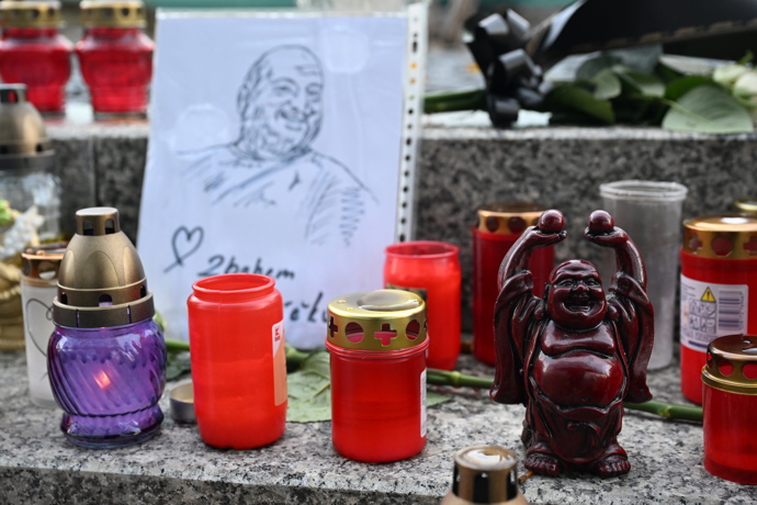 FOTO: Pieta před budovou rádia Evropa 2 za Patrika Hezuckého. – stránka 276