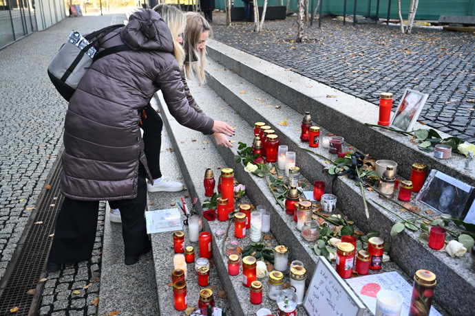 FOTO: Pieta před budovou rádia Evropa 2 za Patrika Hezuckého. – stránka 275