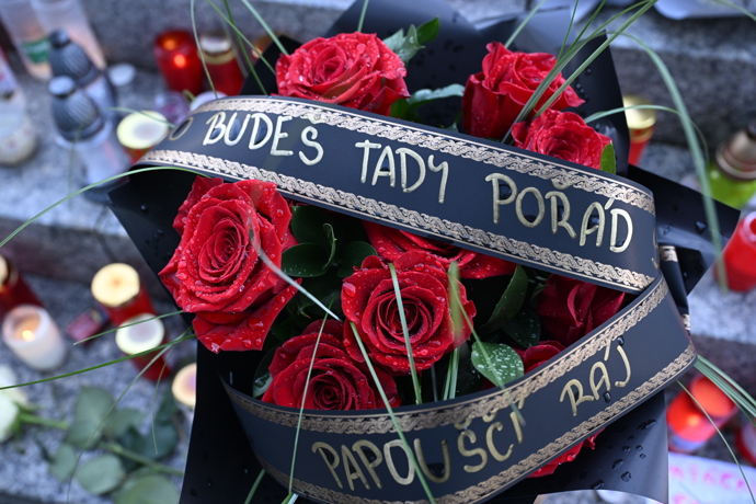 FOTO: Pieta před budovou rádia Evropa 2 za Patrika Hezuckého. – stránka 273