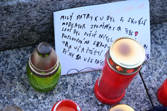 FOTO: Pieta před budovou rádia Evropa 2 za Patrika Hezuckého. – stránka 271