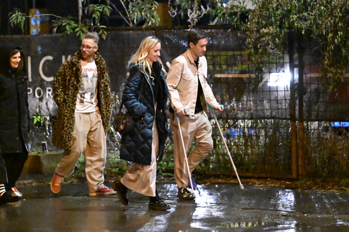 FOTO: Účastníci a štáb zašli na party. – stránka 103