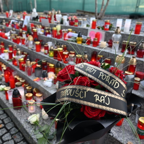 Pieta před budovou rádia Evropa 2 za Patrika Hezuckého.