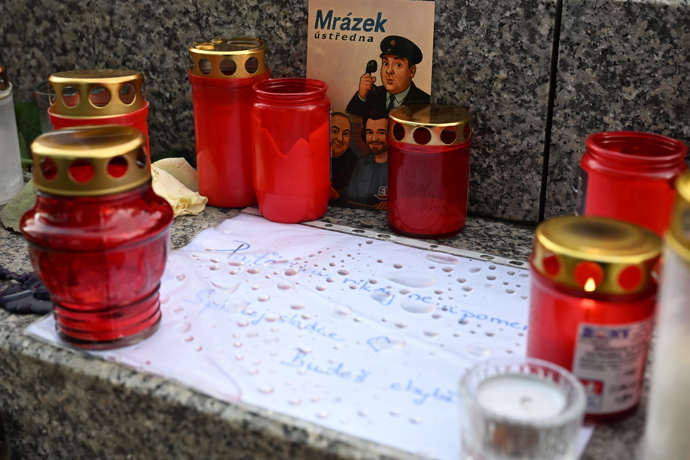 FOTO: Pieta před budovou rádia Evropa 2 za Patrika Hezuckého. – stránka 270