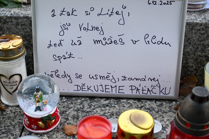 FOTO: Pieta před budovou rádia Evropa 2 za Patrika Hezuckého. – stránka 267