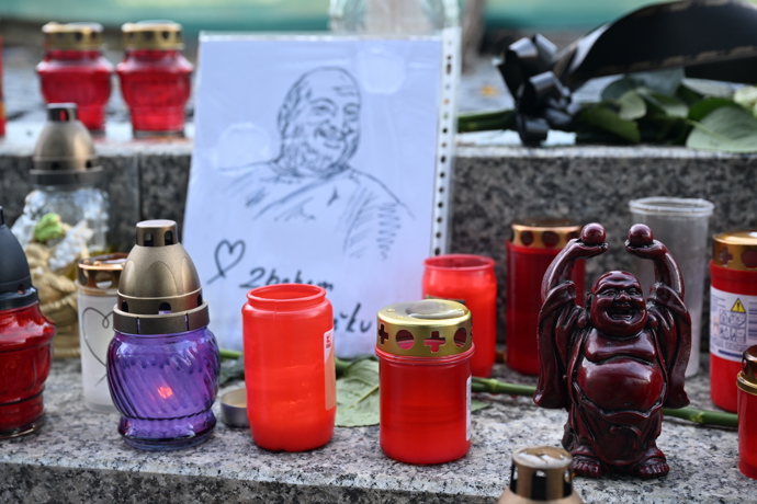 FOTO: Pieta před budovou rádia Evropa 2 za Patrika Hezuckého. – stránka 265