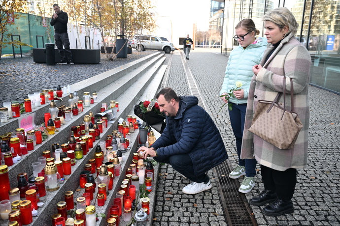 FOTO: Pieta před budovou rádia Evropa 2 za Patrika Hezuckého. – stránka 263