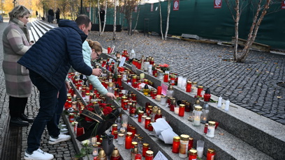 FOTO: Pieta před budovou rádia Evropa 2 za Patrika Hezuckého.
