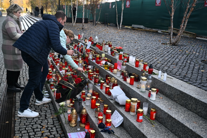 FOTO: Pieta před budovou rádia Evropa 2 za Patrika Hezuckého. – stránka 266
