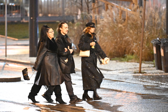 FOTO: Účastníci míří na afterparty. – stránka 100