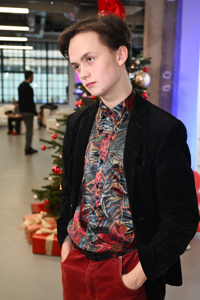 FOTO: Maxmilián Kocek si zahrál roli Spartakiádního vraha  v seriálu Metoda Markovič: Straka. – stránka 2